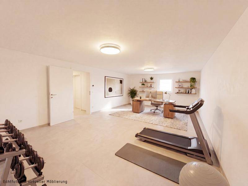 Vielseitiger Raum, eingerichtet als Fitnessbereich und Home-Office.