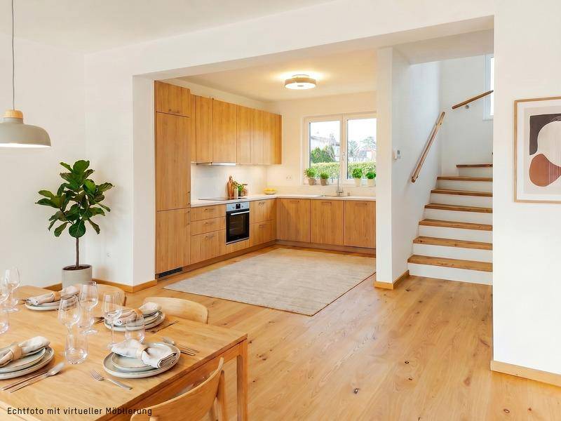 Moderne Holzküche mit Essbereich und Zugang zu einer Treppe.