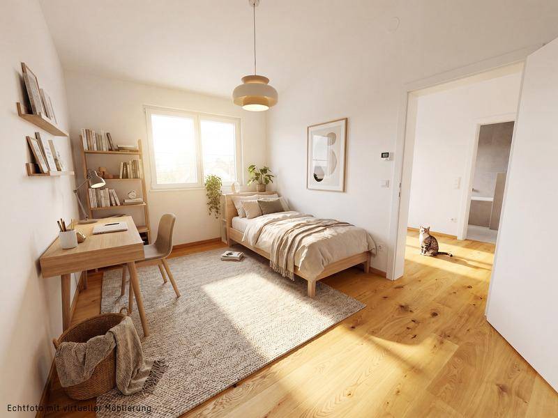 Gemütliches Schlafzimmer mit Schreibtisch, Holzboden und viel Tageslicht.