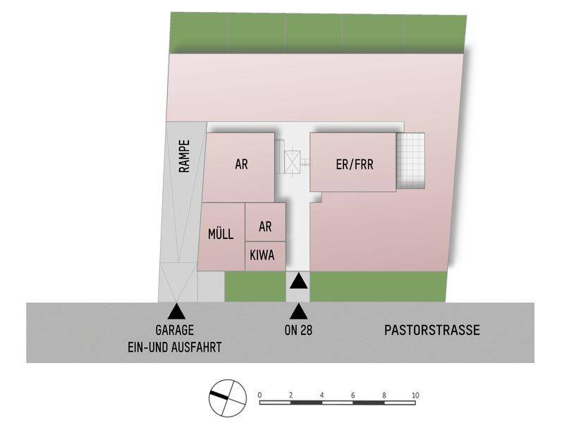 Übersichtsplan des Grundstücks mit Garagenzufahrt, Rampe und verschiedenen Funktionsbereichen.
