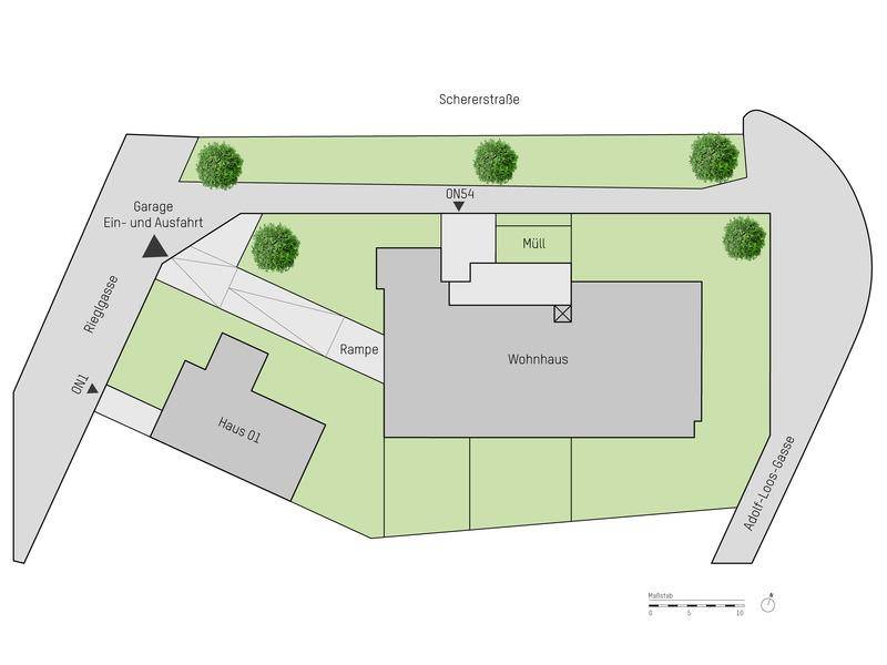 Übersichtsplan des Grundstücks mit Wohnhaus, Garage, Zufahrt und Rampe.