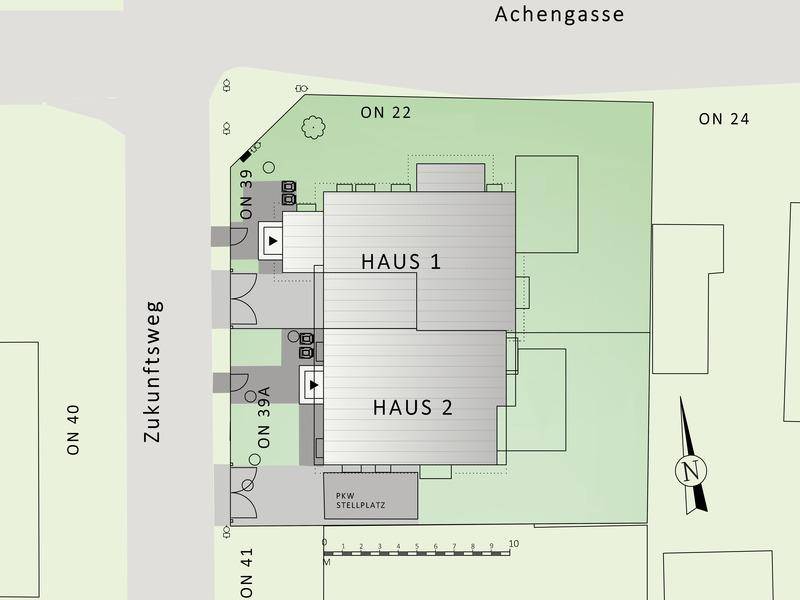 Übersichtsplan des Grundstücks mit zwei Häusern, Gartenflächen und Stellplätzen.