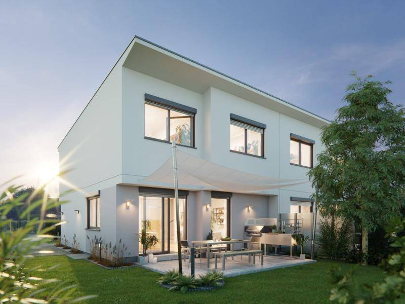 Moderne Doppelhaushälfte mit großer Terrasse, Garten und Außenküche bei Sonnenuntergang.