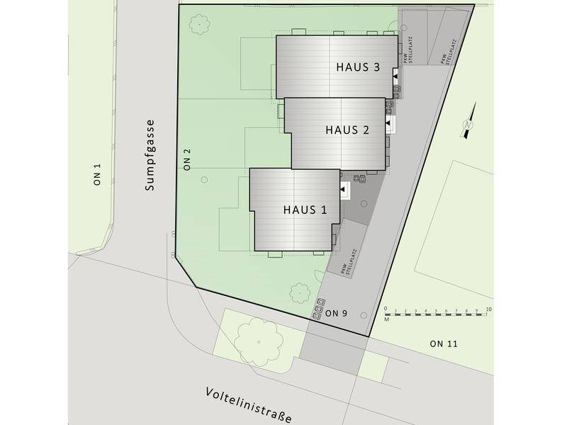 Übersichtsplan mit drei Häusern, Gärten, Parkplätzen und Zufahrtsstraßen.