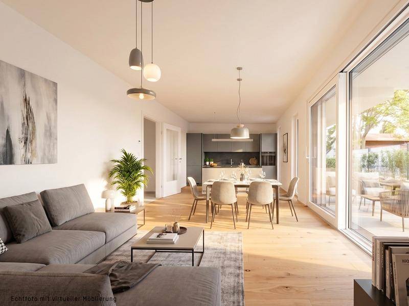 Modernes, offenes Wohn-Esszimmer mit integrierter Küche, Holzboden und großen Fenstern.