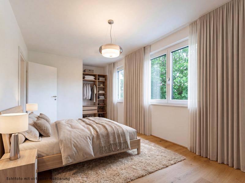 Helles Schlafzimmer mit Doppelbett, Nachttischen, offenem Kleiderschrank und großen Fenstern.
