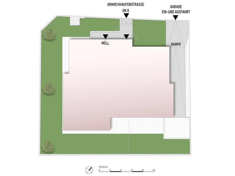 Grundriss des Außenbereichs mit Grünflächen, Zufahrt zur Garage und einer Rampe.