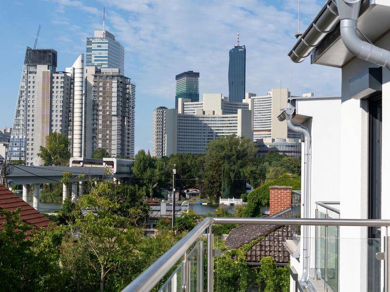 Balkon mit Panoramablick auf die moderne Stadtkulisse und das Wasser.