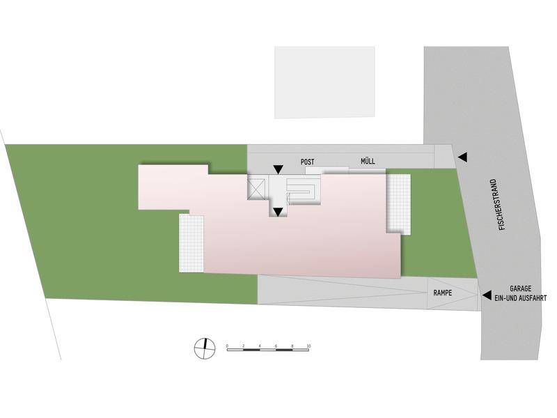Lageplan des Gebäudes mit Zufahrt, Rampe und der angrenzenden Straße Fischerstrand.