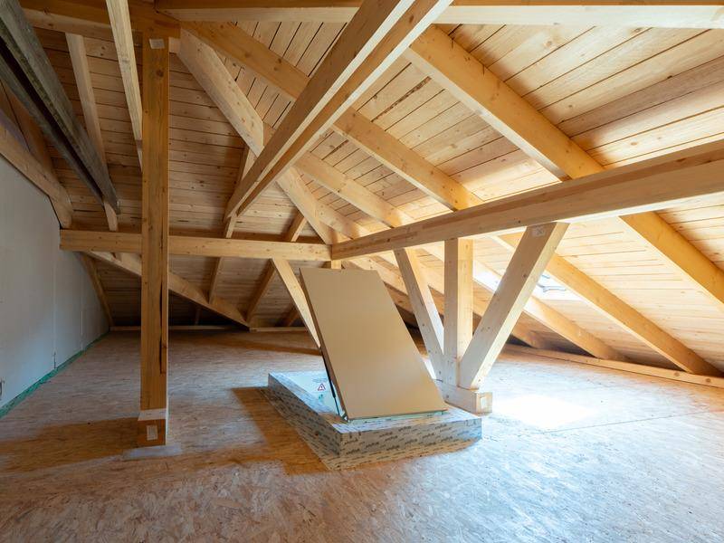 Unausgebauter Dachboden mit sichtbaren Holzbalken und viel Potenzial.