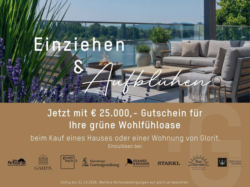Möblierte Terrasse mit Blick auf das Wasser, gemütlicher Feuerstelle und üppiger Bepflanzung.