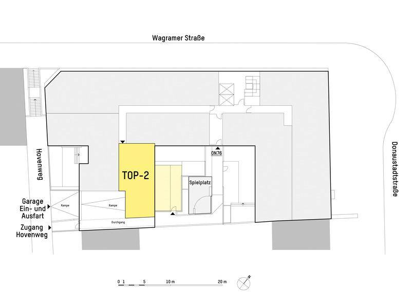 Lageplan des Gebäudes mit hervorgehobener Einheit TOP-2, Spielplatz und Tiefgaragenzufahrt.