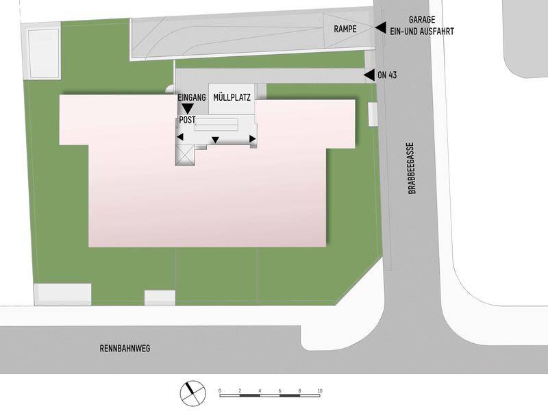 Übersichtsplan des Grundstücks mit Gebäude, Grünflächen, Zufahrt und Rampenzugang zur Garage.
