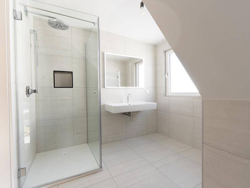 Modernes Badezimmer im Dachgeschoss mit begehbarer Dusche, Einzelwaschbecken und Fenster.