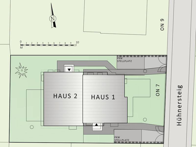 Übersichtsplan der beiden Häuser mit Parkplätzen und Gartenbereichen.