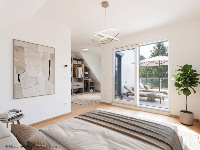 Helles Schlafzimmer mit Zugang zu einer möblierten Dachterrasse und modernem Interieur.
