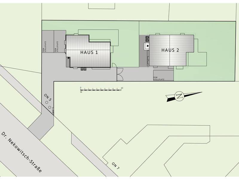 Übersichtsplan des Grundstücks mit zwei Häusern, Parkplätzen und Zufahrt von der Dr. Nekowitsch-Straße.