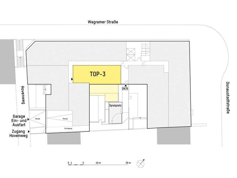 Lageplan des Gebäudes mit hervorgehobener Einheit TOP-3, Spielplatz und Garagenrampe.