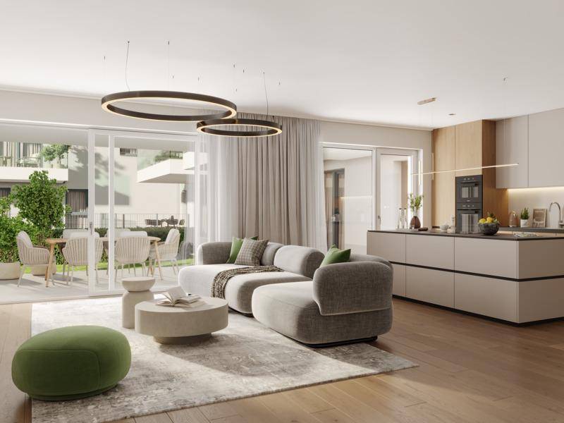 Moderne offene Wohnküche mit Holzboden, großen Fenstern und Zugang zur Terrasse.