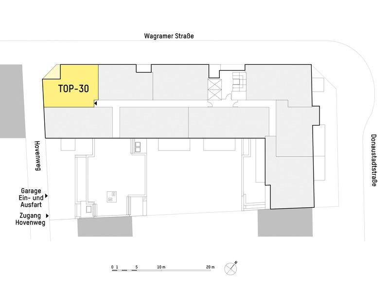 Grundriss des Gebäudes mit hervorgehobener Wohneinheit TOP-30 und Garagenzufahrt.