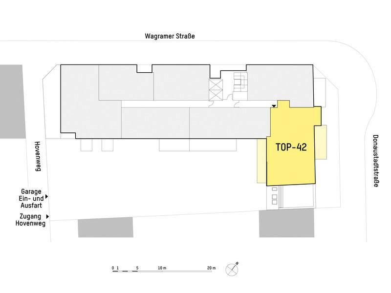 Lageplan des Gebäudes mit hervorgehobener Einheit TOP-42 und Garagenzufahrt.