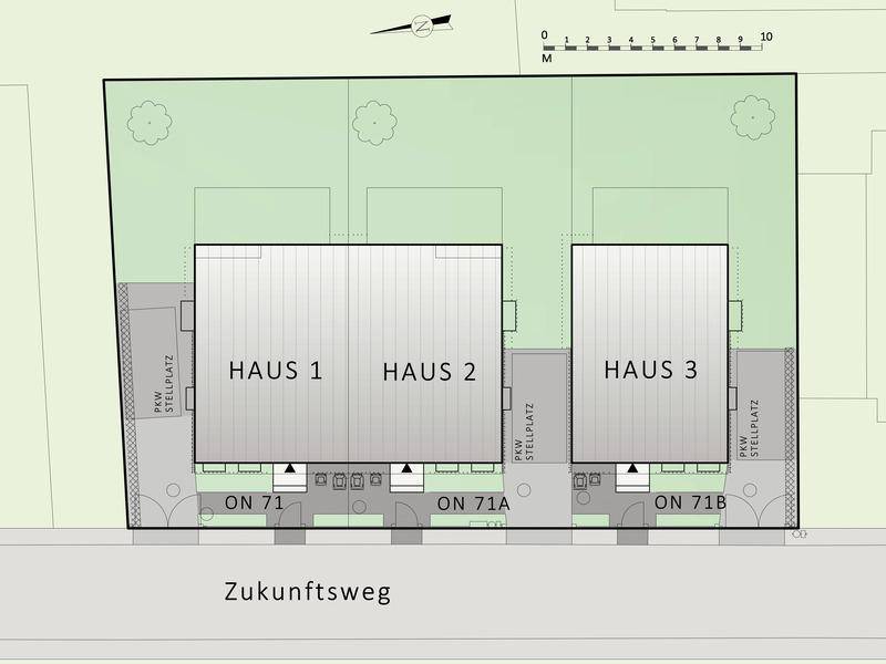 Lageplan mit drei geplanten Häusern, Parkplätzen und großzügigen Grünflächen.