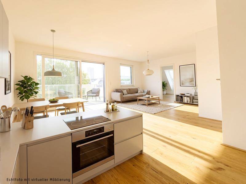 Helle, offene Wohnküche mit Essbereich und Zugang zum Balkon, virtuell möbliert.