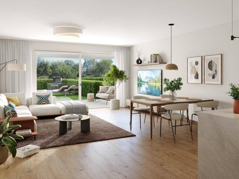 Helles, modernes Wohn-Esszimmer mit Holzboden, großen Fenstern und direktem Zugang zum Garten.