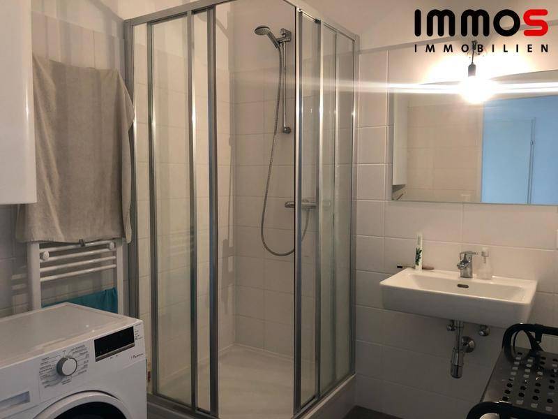 Badezimmer mit WB, Dusche und WM-Anschluss