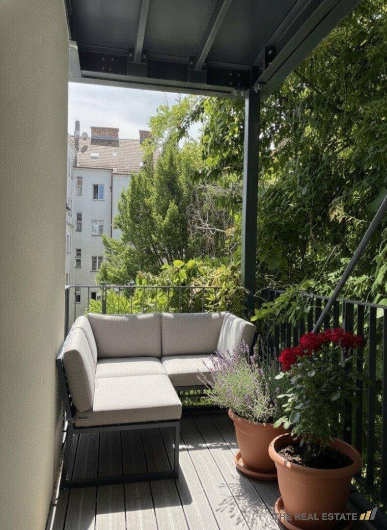Gemütlicher Balkon mit Sitzgelegenheiten, Pflanzen und Blick ins Grüne.