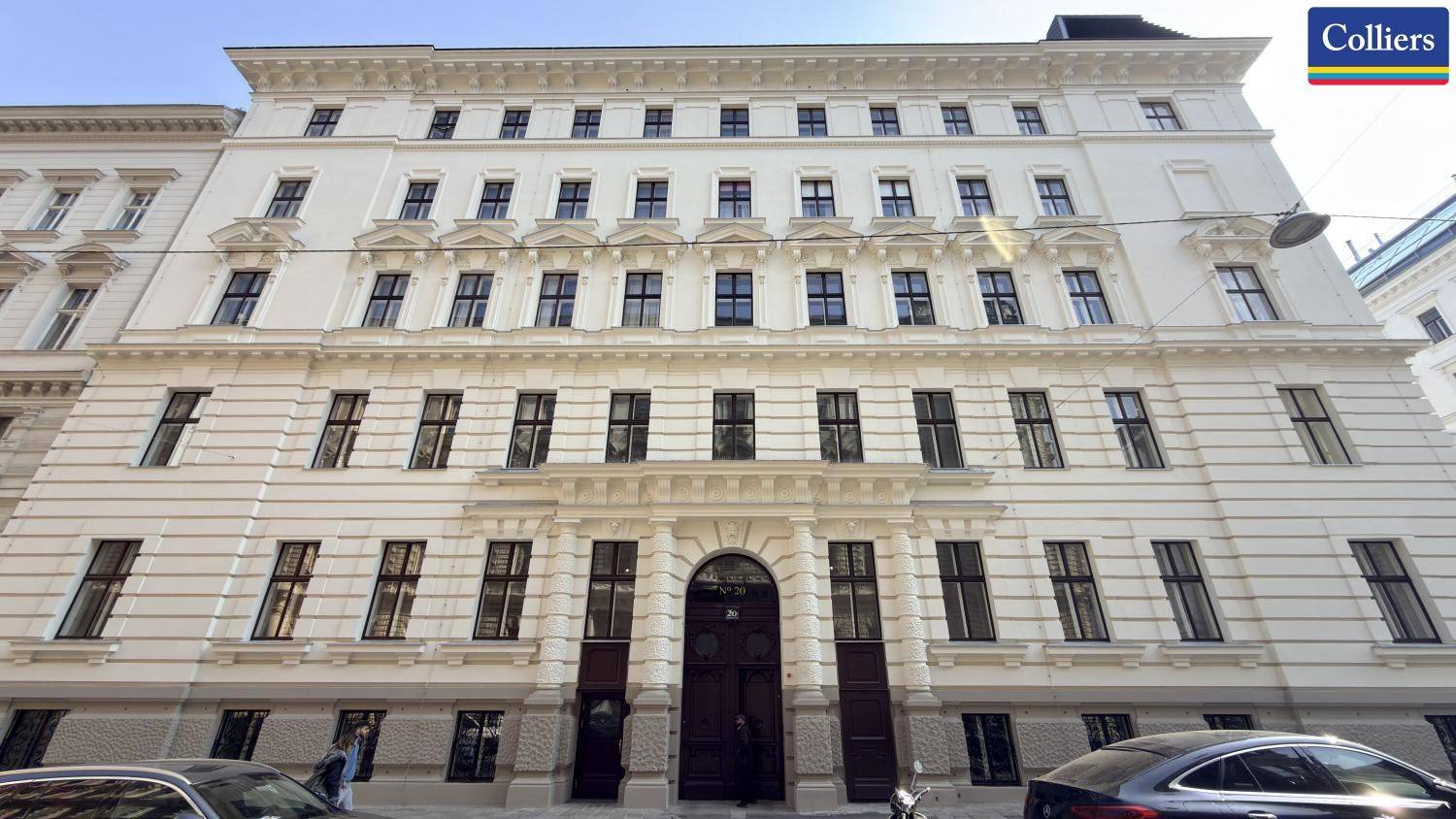 Die imposante Fassade eines historischen Gebäudes mit zahlreichen Fenstern und klassischer Architektur.