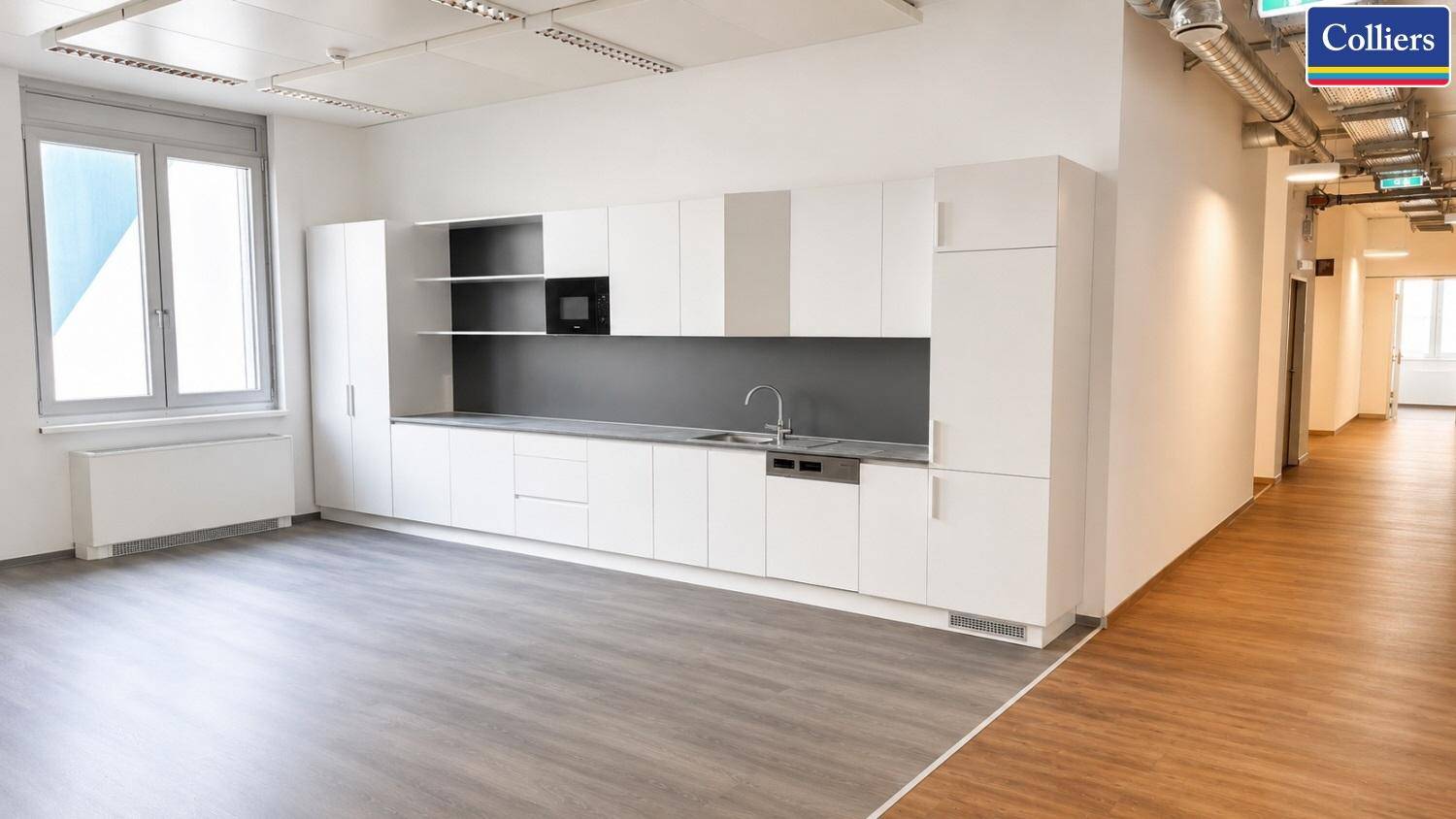 Moderne Einbauküche in Weiß mit Spüle, Mikrowelle und viel Stauraum.