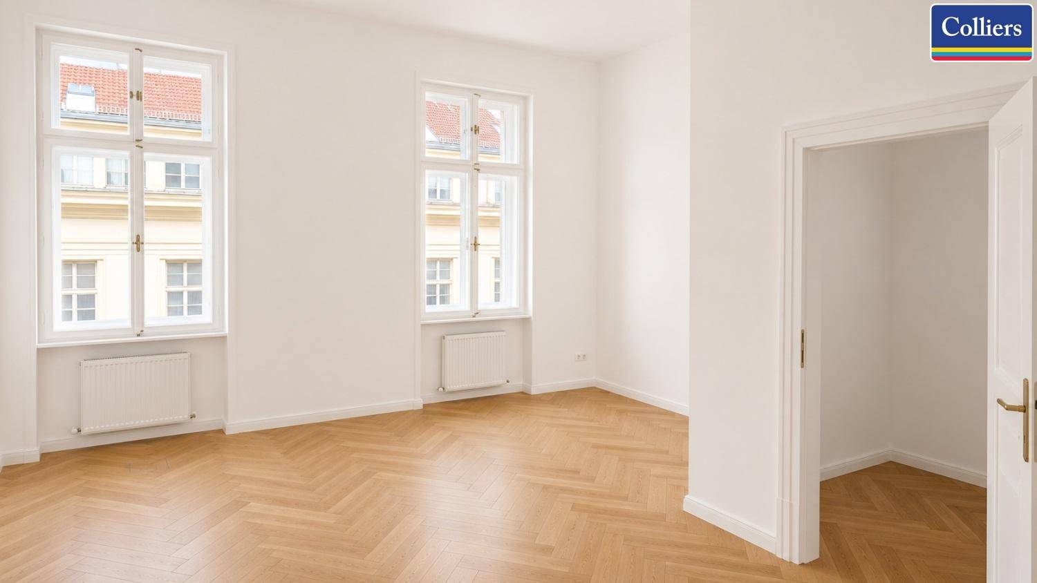 Helles Büro oder Besprechungszimmer mit Fischgrätparkett und hohen Fenstern, die viel Tageslicht hereinlassen.