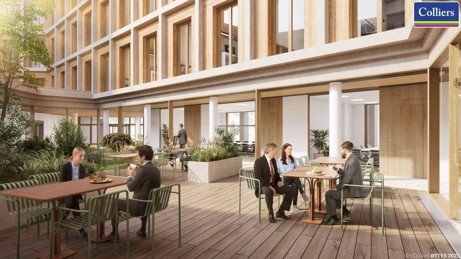 Begrünter Innenhof mit Holzterrasse und verschiedenen Sitzgelegenheiten für entspannte Pausen.
