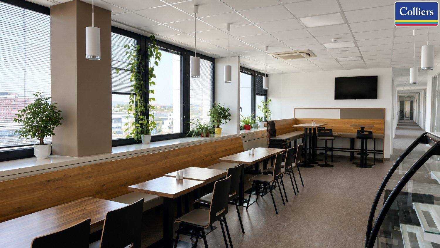 Heller und geräumiger Essbereich mit Holztischen, Bänken und Pflanzen, ideal für entspannte Pausen.