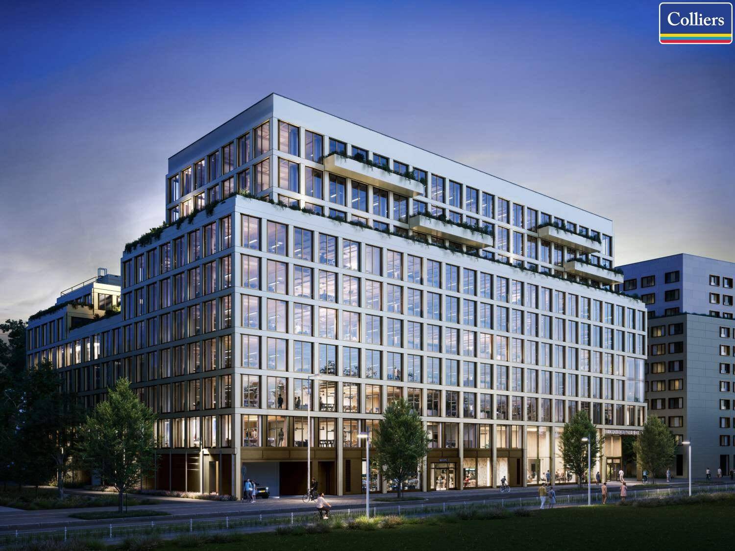 Beleuchtete Fassade des modernen Bürogebäudes bei Dämmerung, die seine Architektur hervorhebt.