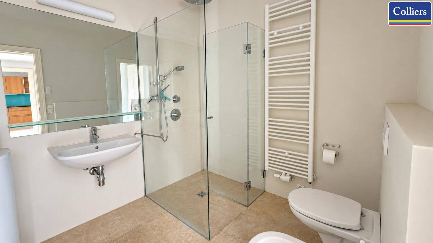 Modernes Badezimmer mit ebenerdiger Glasdusche, Handtuchheizkörper und Wand-WC.