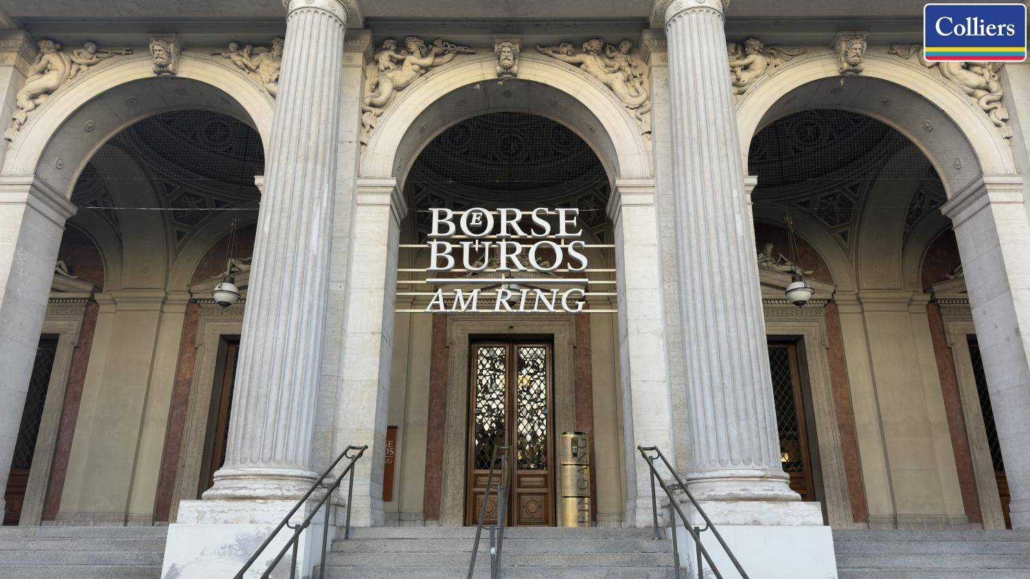 Majestätischer Eingangsbereich eines historischen Gebäudes mit Säulen und dem Schriftzug "Börse Büros am Ring".