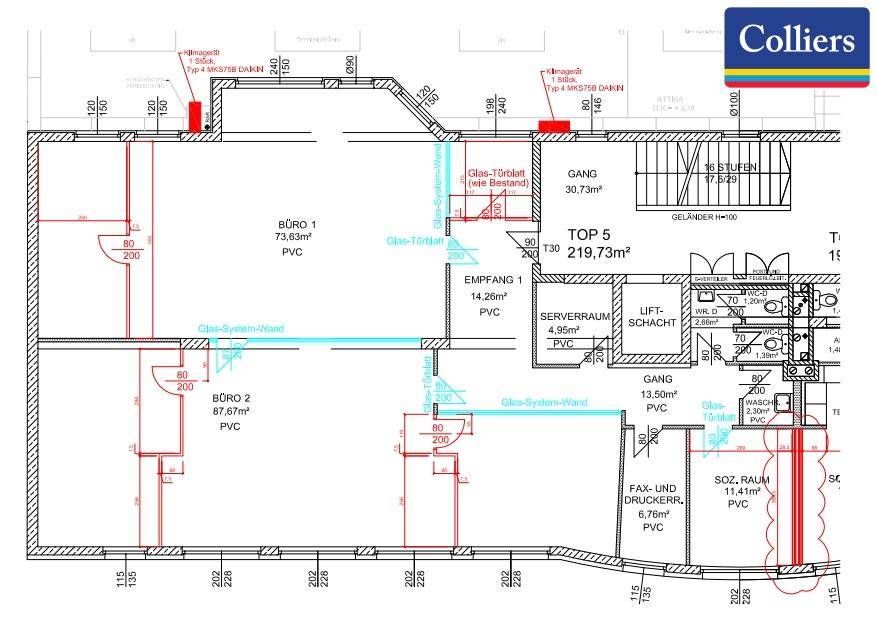 Detaillierter Grundriss einer Büroetage mit verschiedenen Räumen, technischen Installationen und Aufzugsschacht.