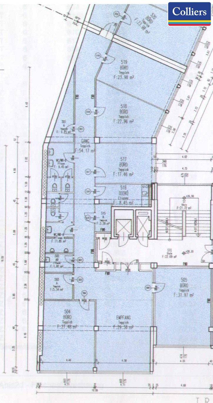 Detaillierter Grundriss eines Stockwerks mit verschiedenen Büroräumen und Sanitäranlagen.