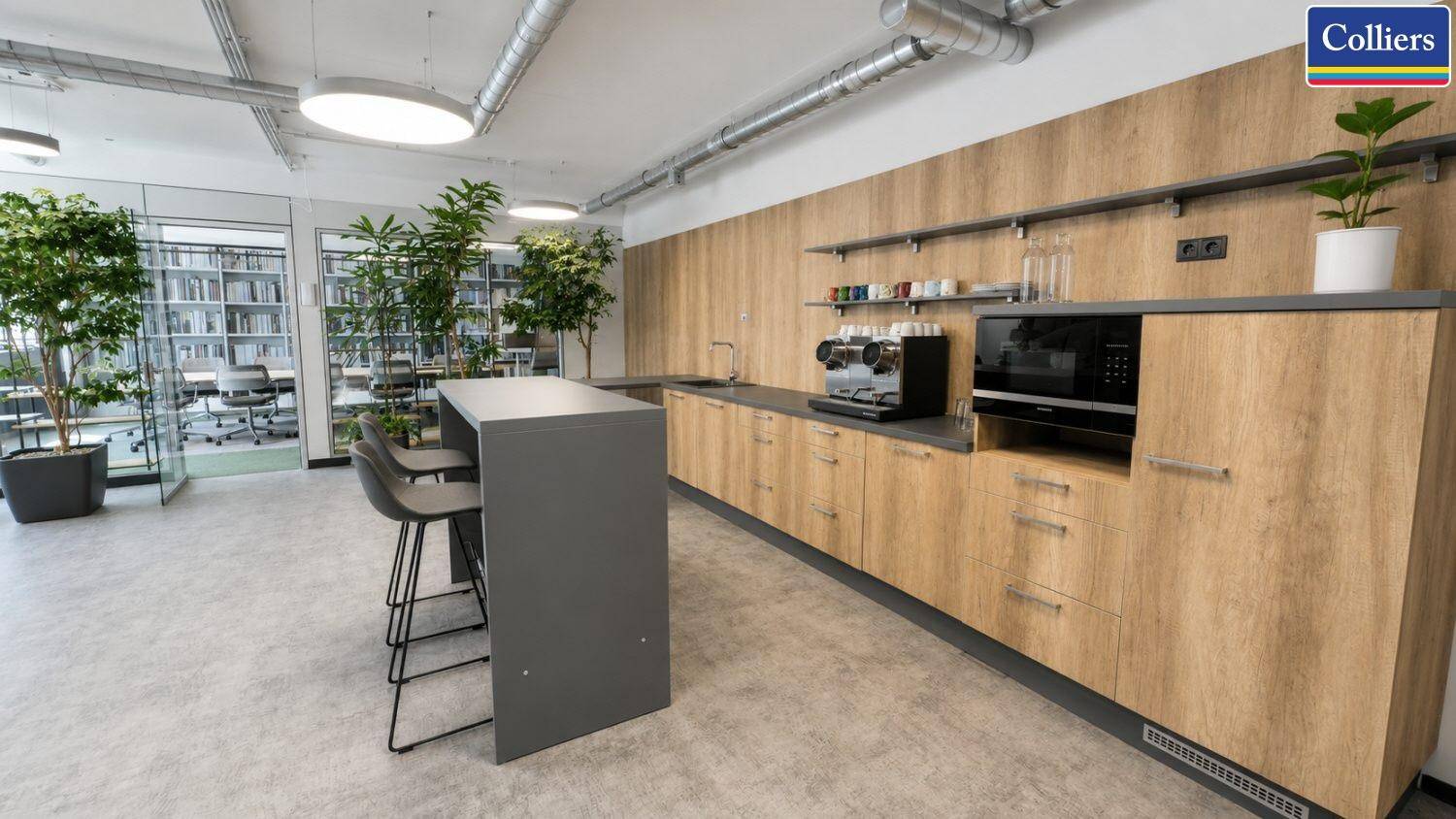 Moderne Teeküche mit Holzschränken, dunkler Arbeitsplatte und Pflanzen.