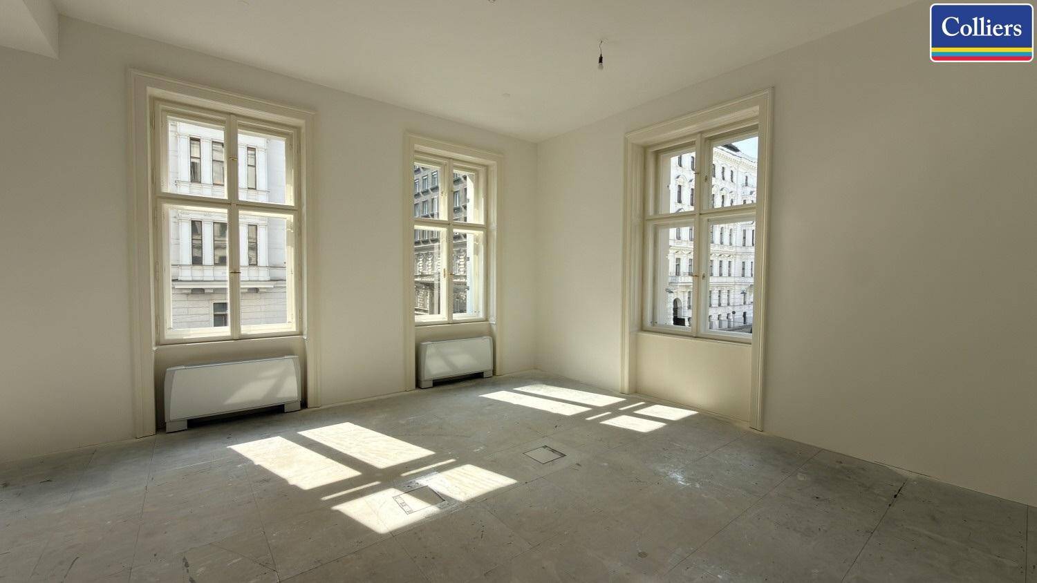 Heller, leerer Büroraum mit hohen Fenstern und viel natürlichem Licht, bereit für den Ausbau.