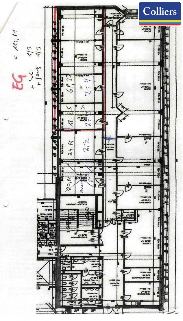 Detaillierter Grundriss eines Bürogebäudes mit mehreren Räumen und Abmessungen.