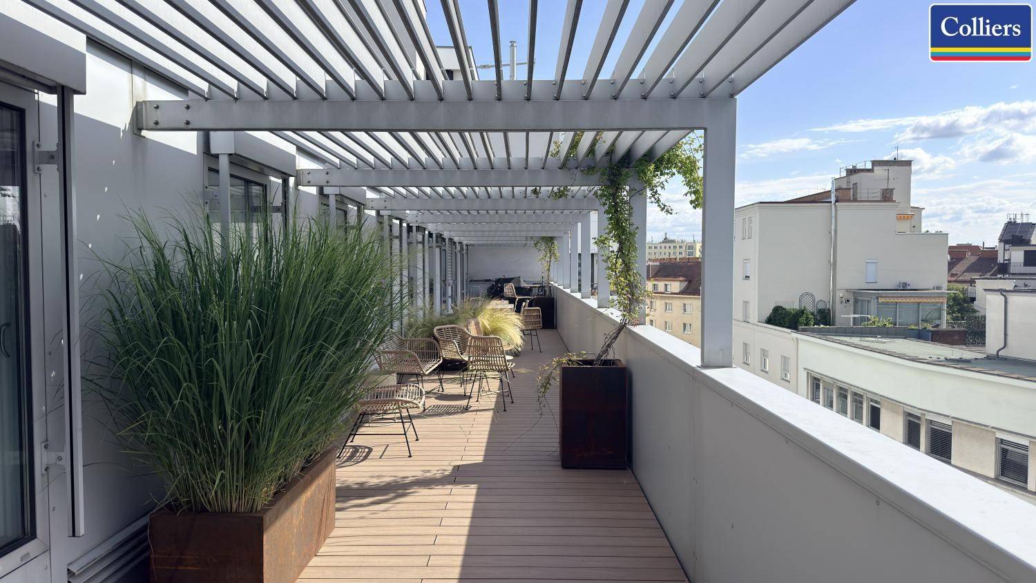 Lange Dachterrasse mit Pflanzenkübeln, Sitzgelegenheiten und einer modernen Pergola-Struktur.
