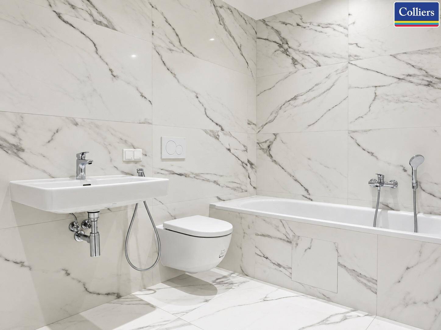Modernes Badezimmer mit eleganten Marmorfliesen, wandhängendem WC und integrierter Badewanne.