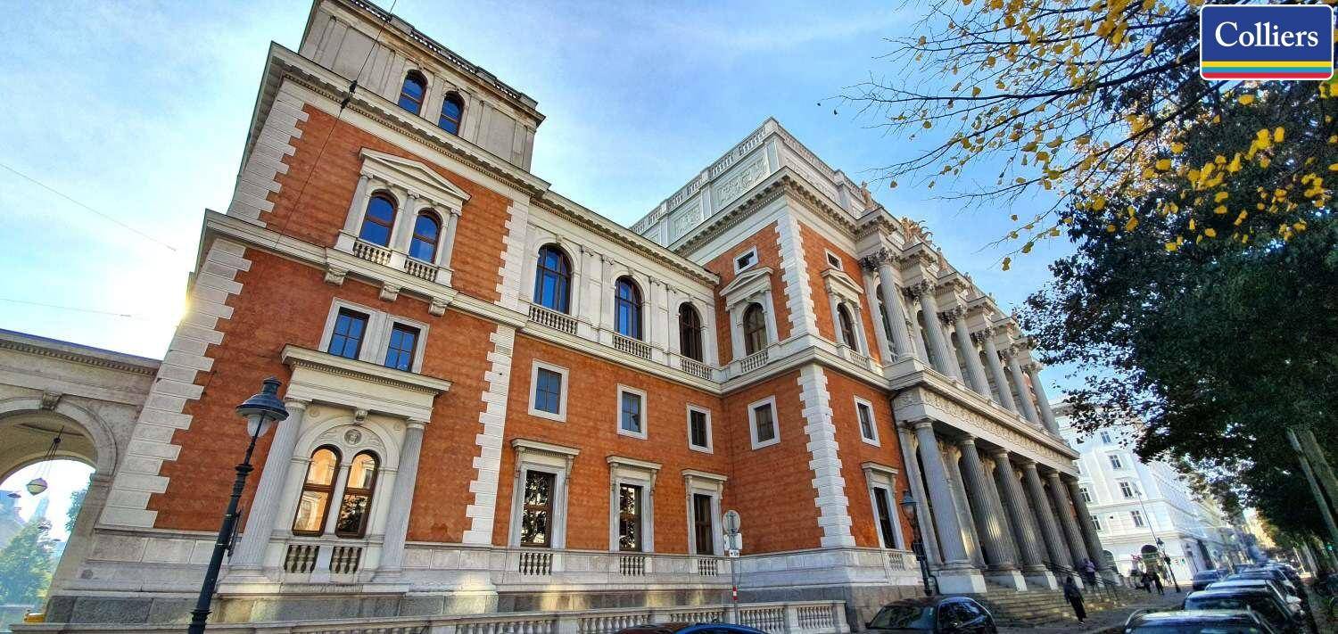 Historisches Gebäude mit markanter Architektur, hohen Fenstern und einer beeindruckenden Eckansicht.