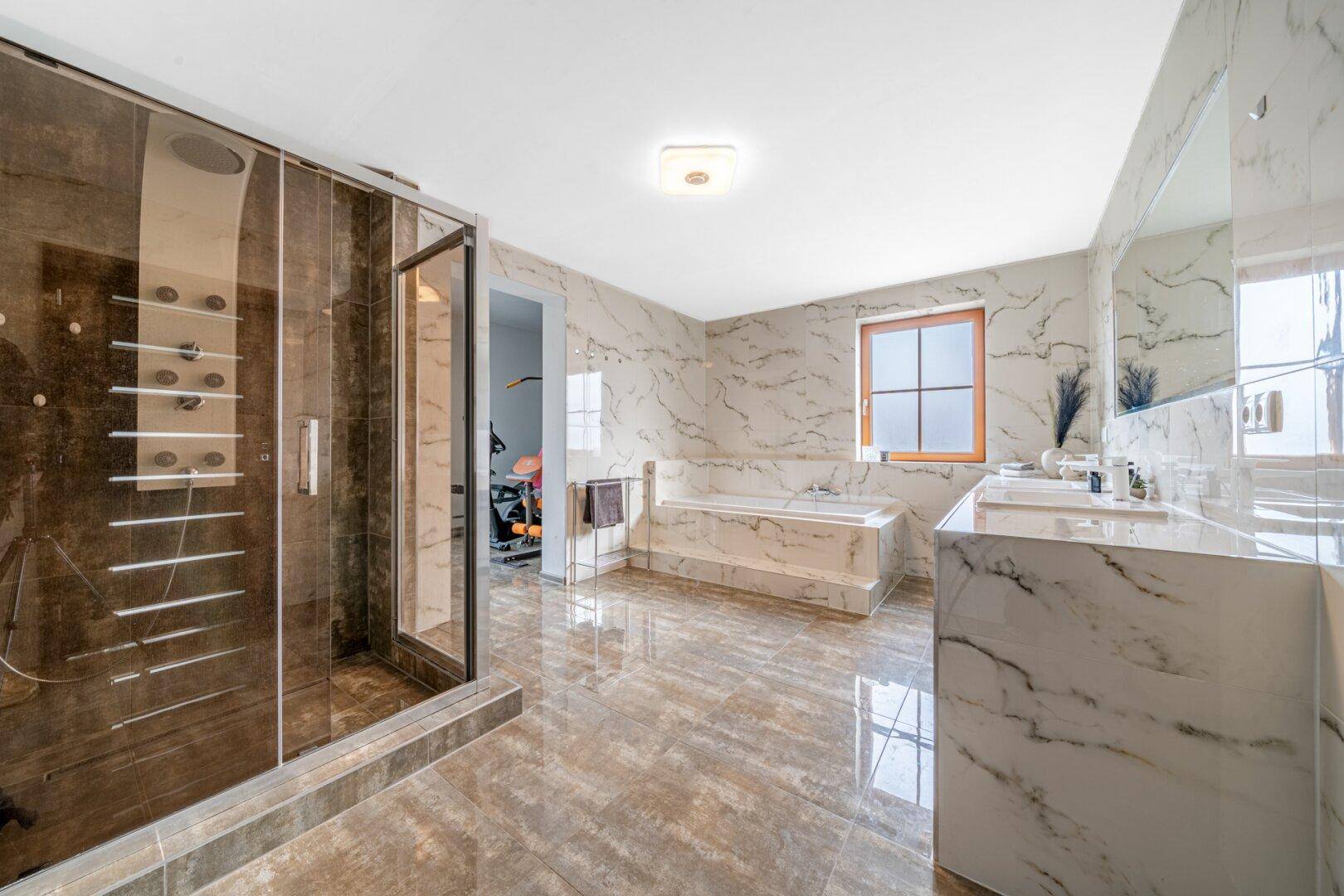Großes modernes Badezimmer mit begehbarer Dusche, Badewanne und Doppelwaschbecken.