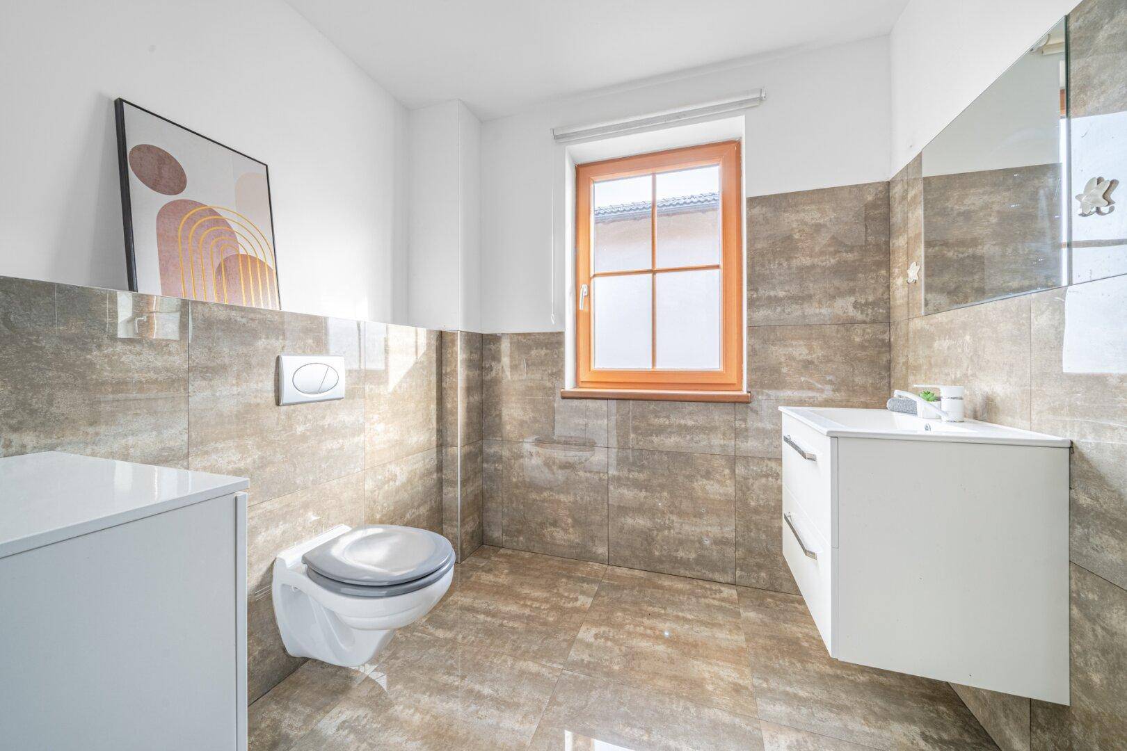 Modernes Gäste-WC mit Wand-WC, Waschbecken und Fenster.