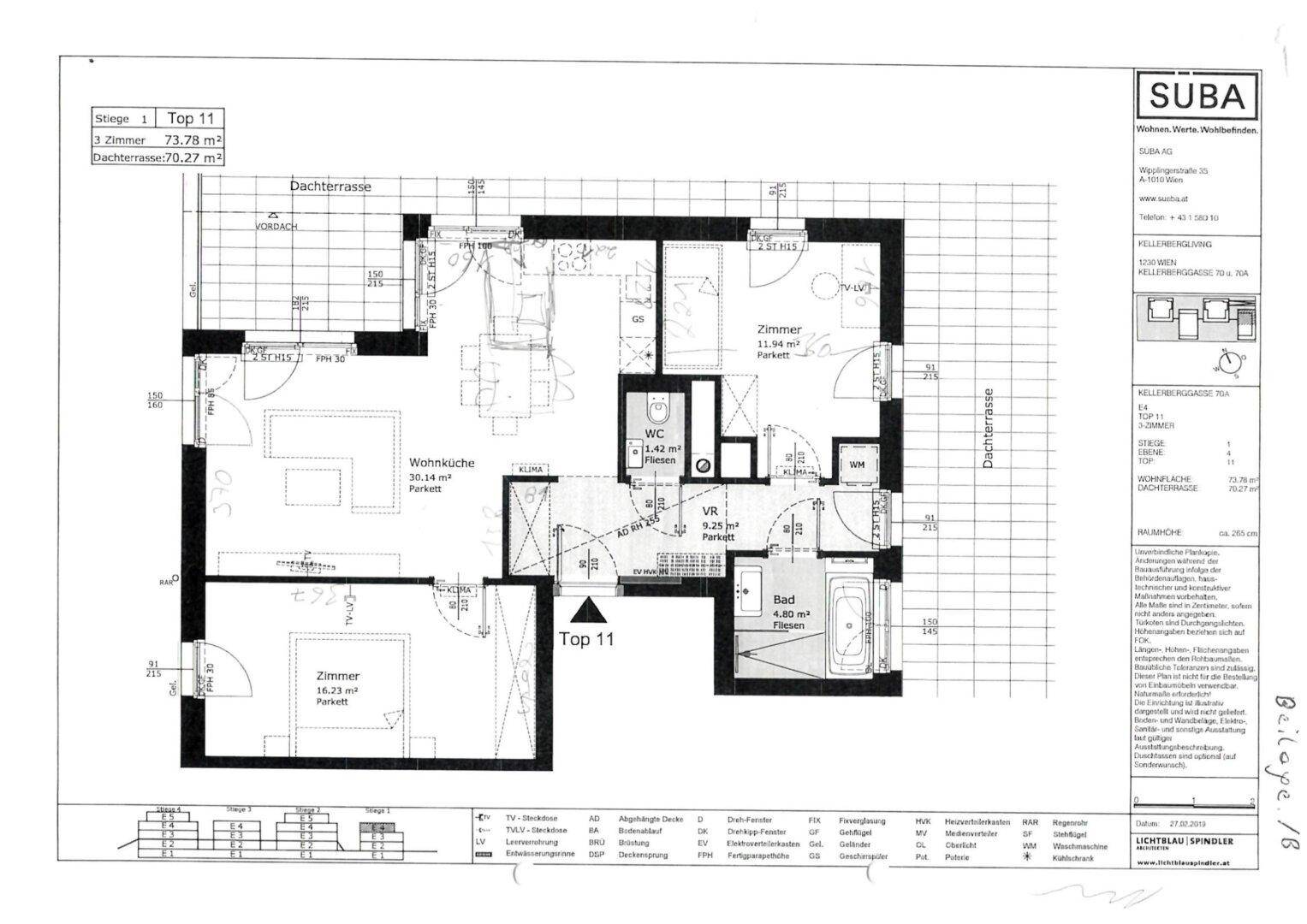 Grundriss der Wohnung Top 11 mit zwei Zimmern, Bad und großer Dachterrasse.