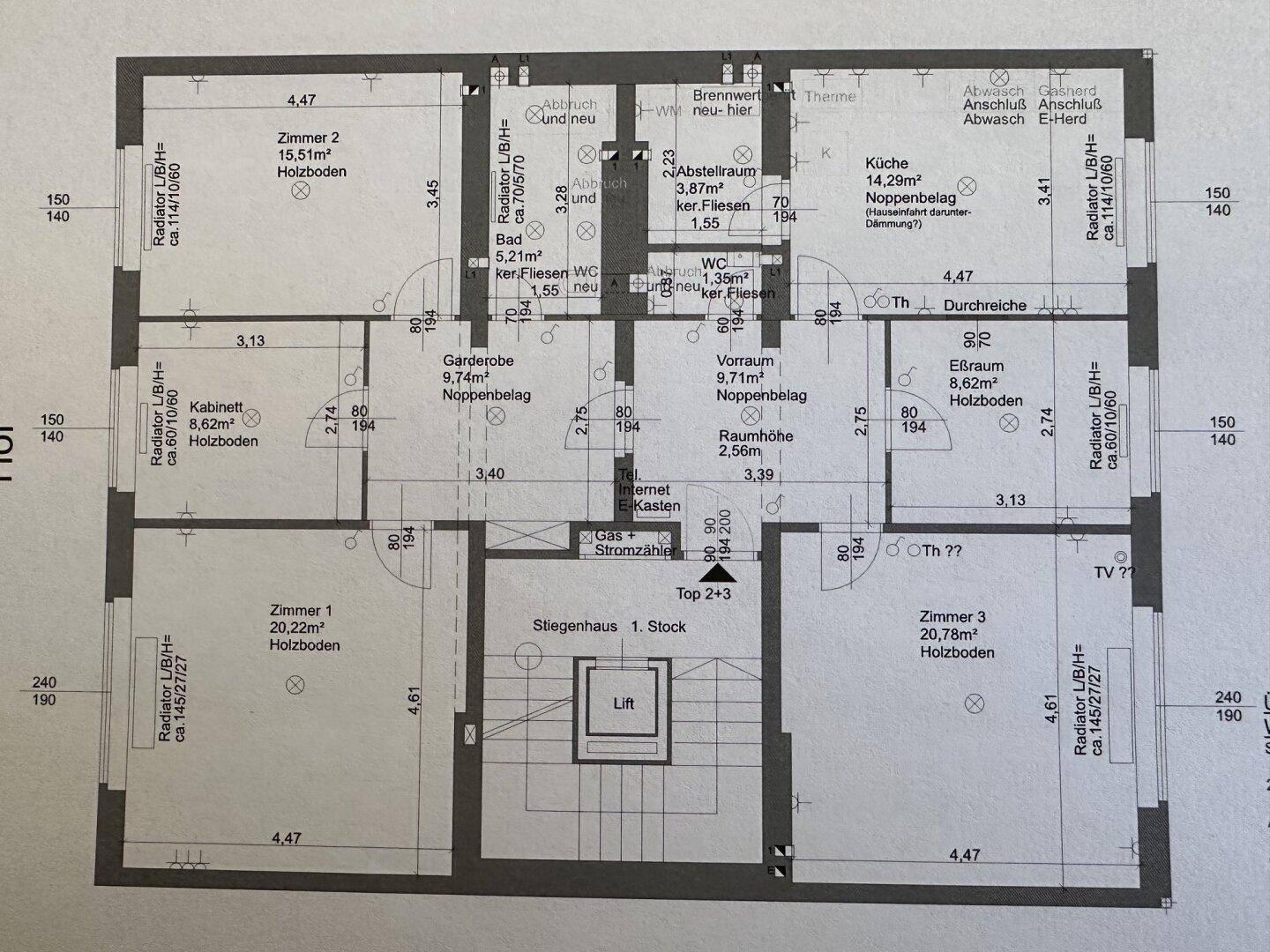 Detaillierter Grundriss einer Wohnung mit mehreren Zimmern, Bad, WC und Aufzugszugang.